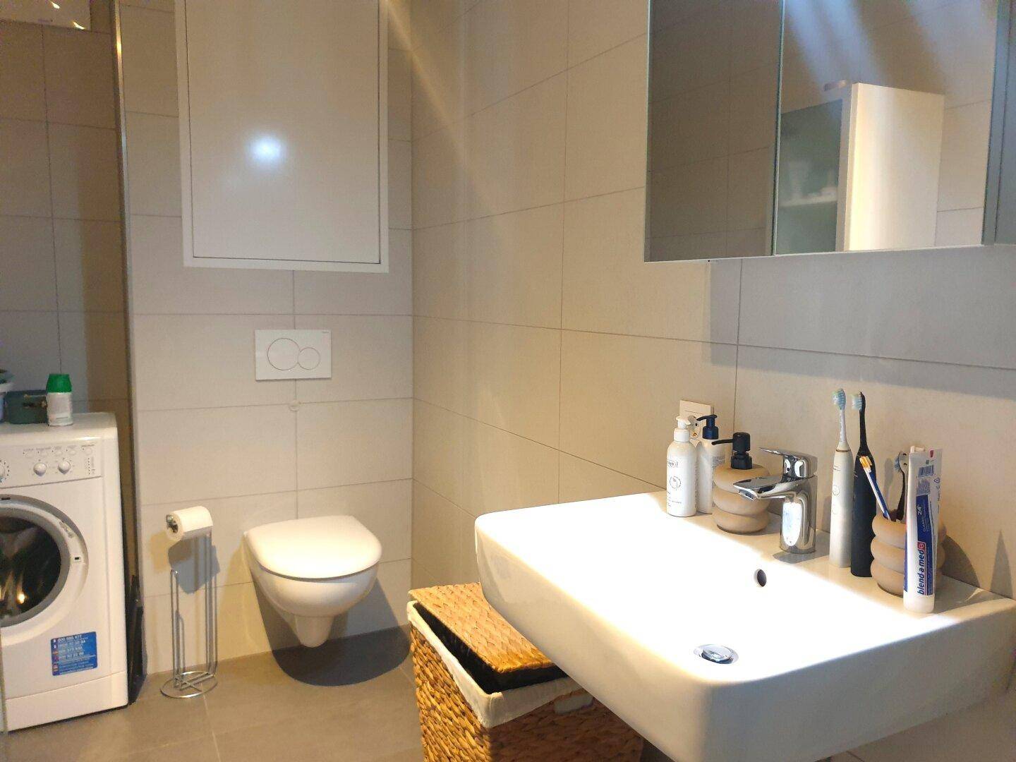 Badezimmer mit Dusche + WC