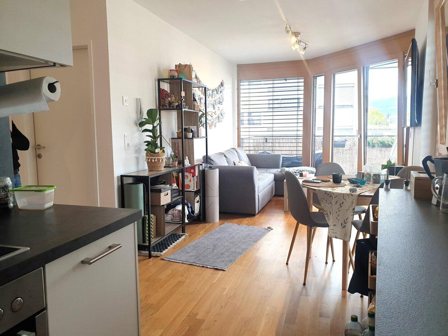Wohnraum mit Essbereich + Zugang zum Balkon