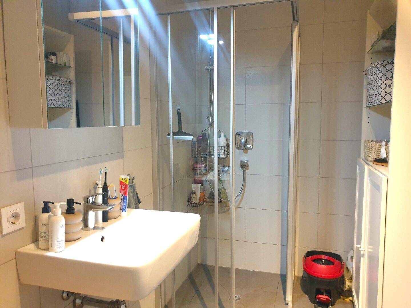 Badezimmer mit Dusche + WC