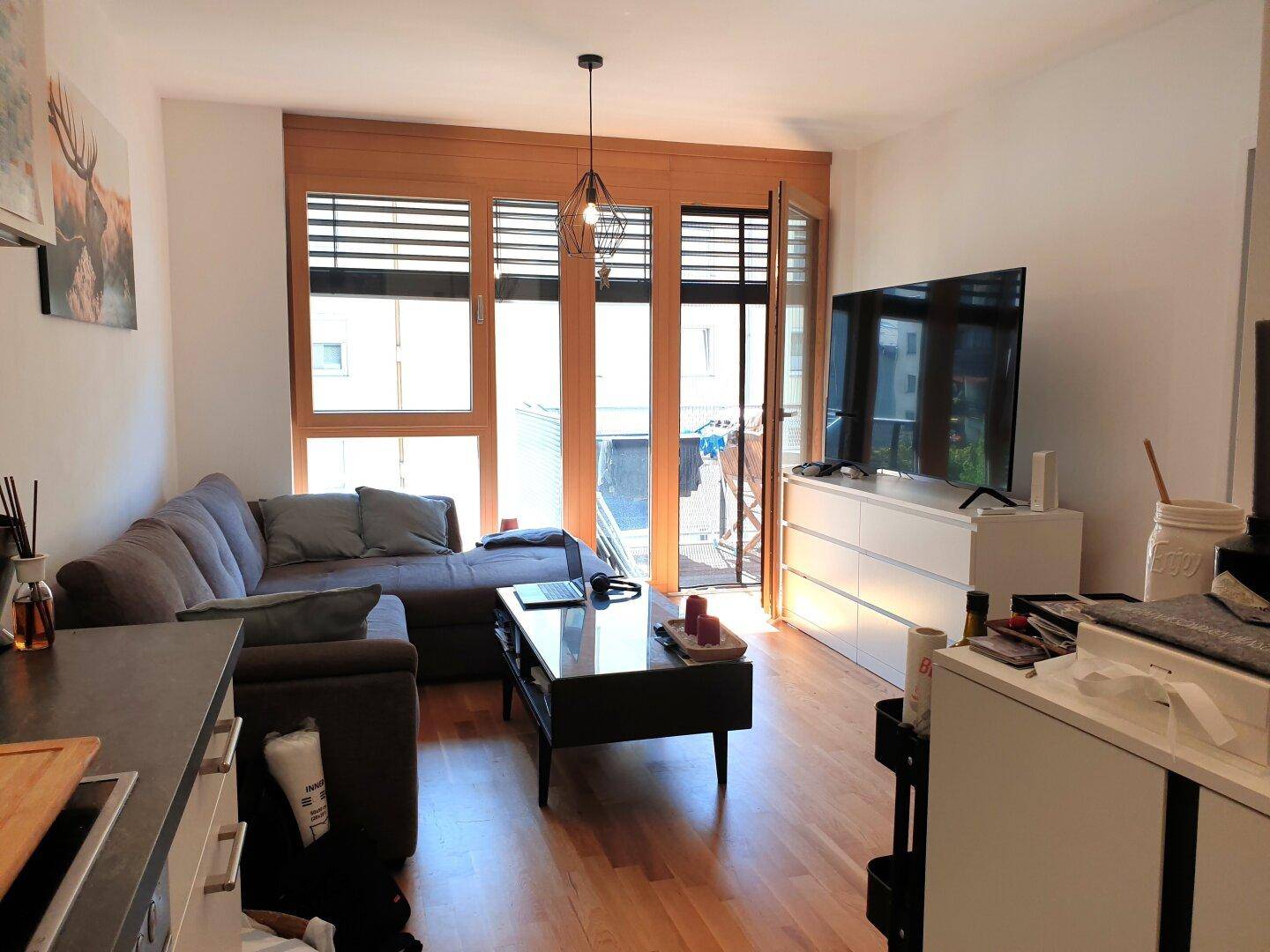 Blick von der Küche in den Wohnraum