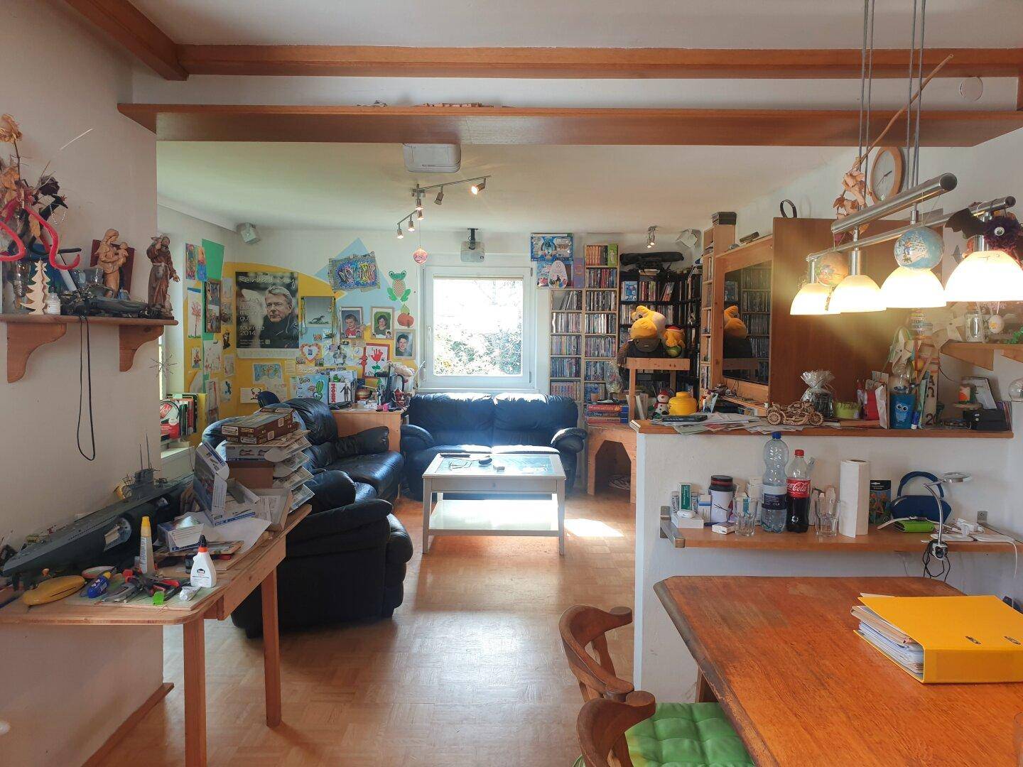 Blick vom Essraum in den Wohnbereich
