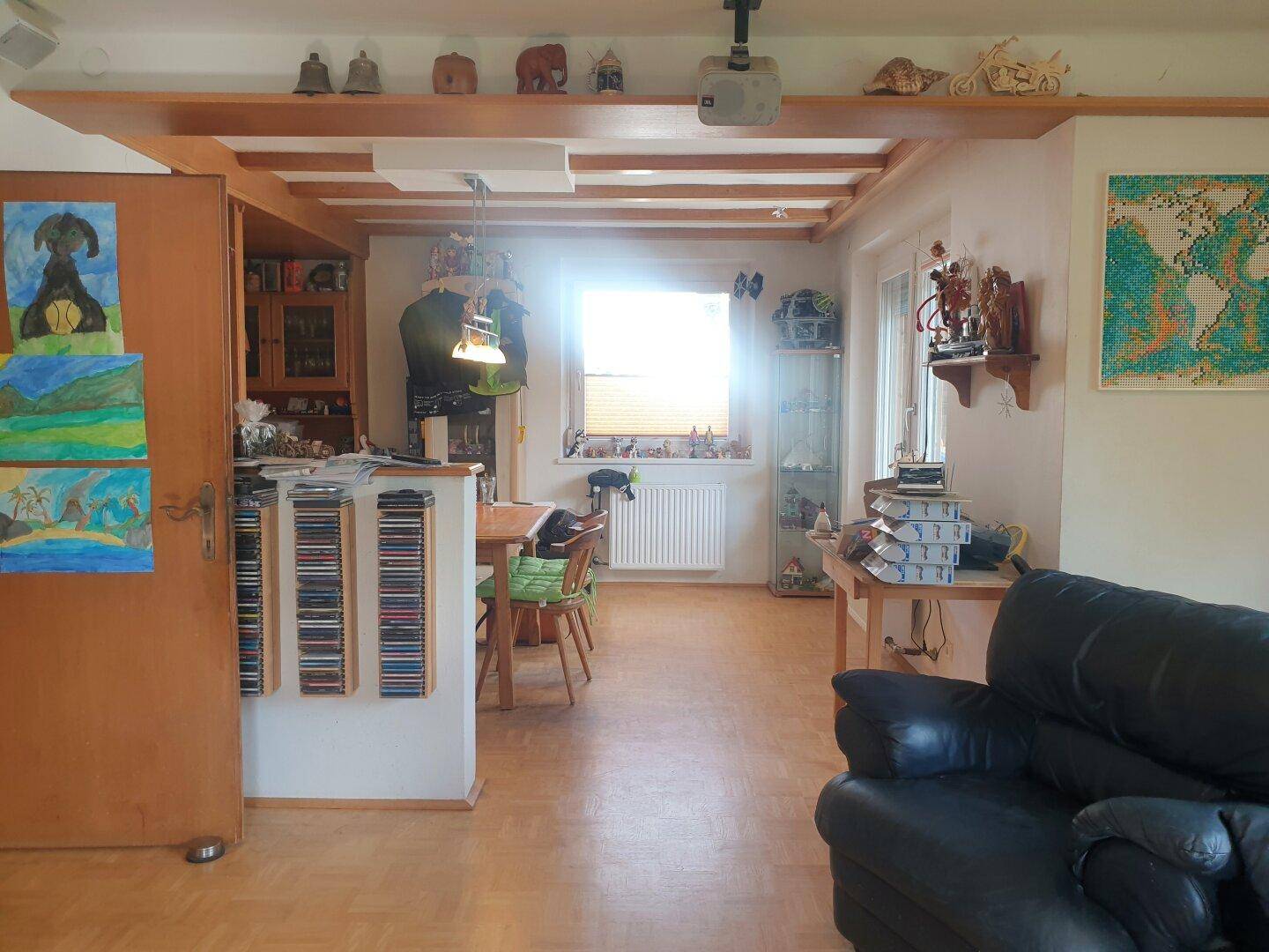 Blick vom Wohnraum zum Essbereich