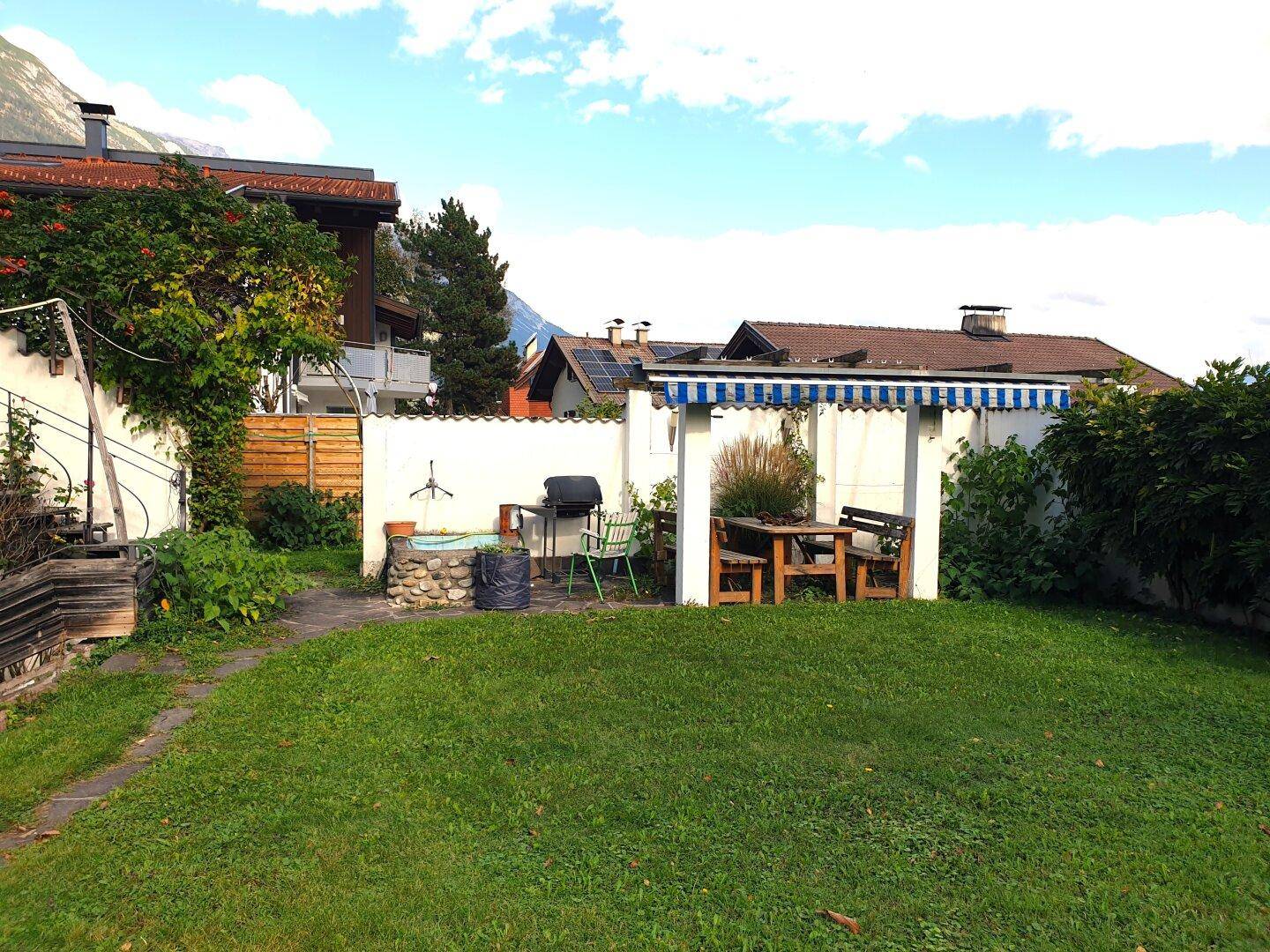 Terrasse im Garten mit Grillstelle + Brunnen
