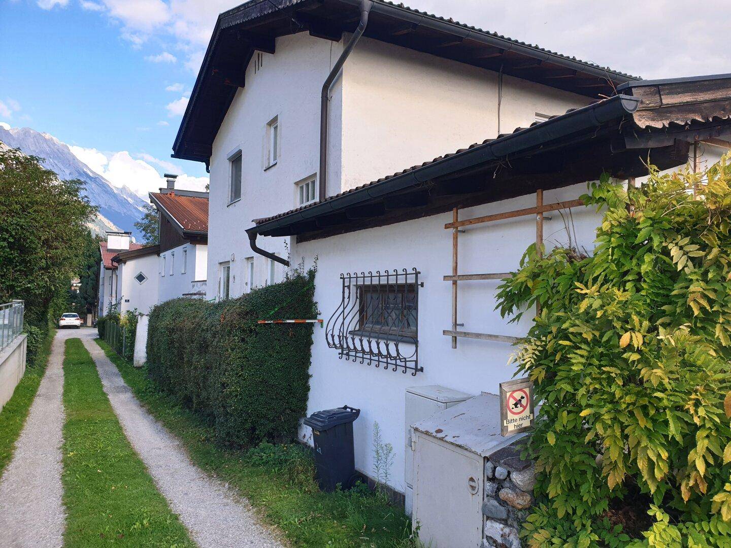 Nordansicht Haus mit Zufahrt zur 2. Garage