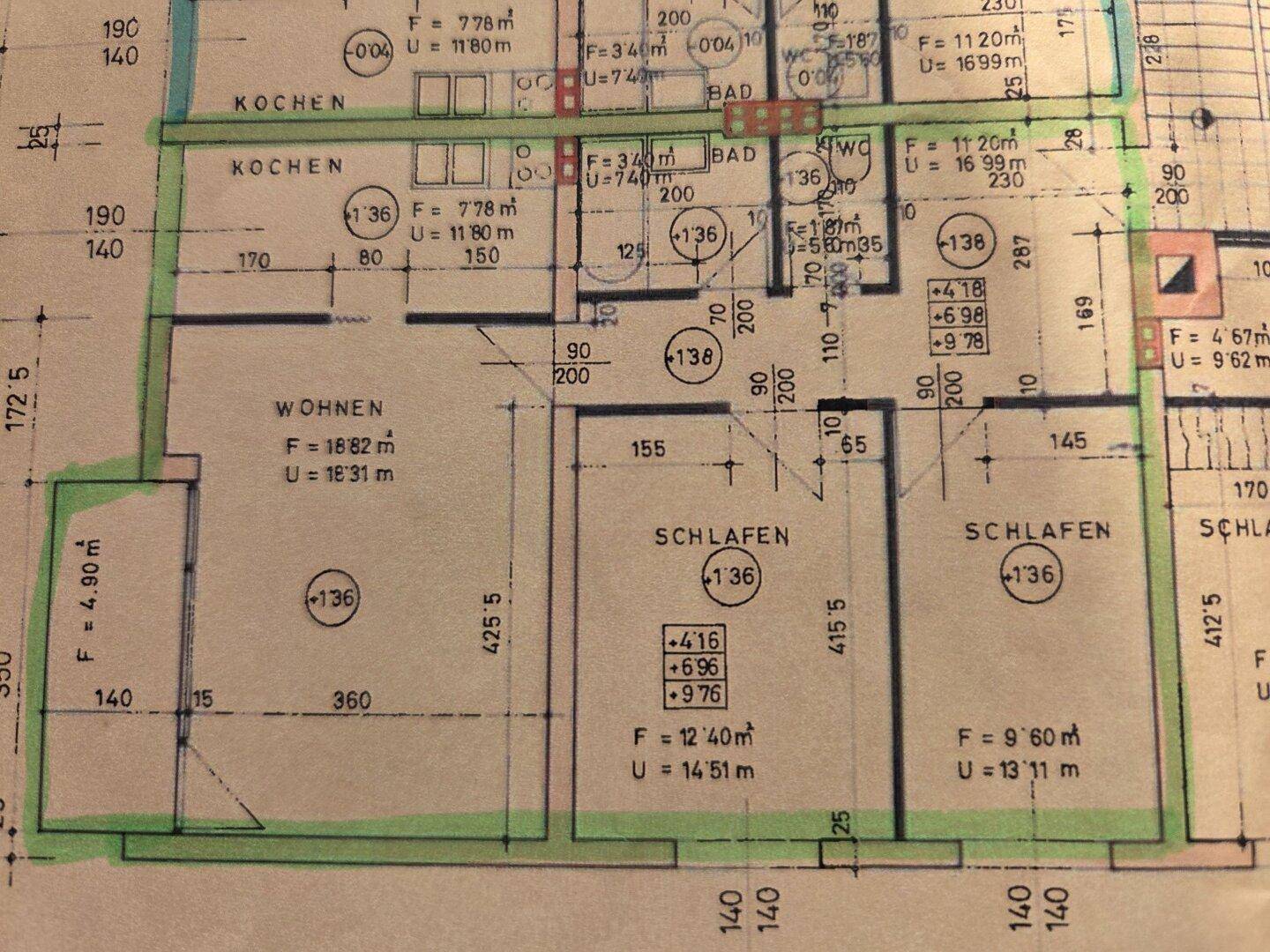 Detaillierter Grundrissplan einer Wohnung mit mehreren Küchen, Schlafzimmern, Wohnzimmern und Bädern.