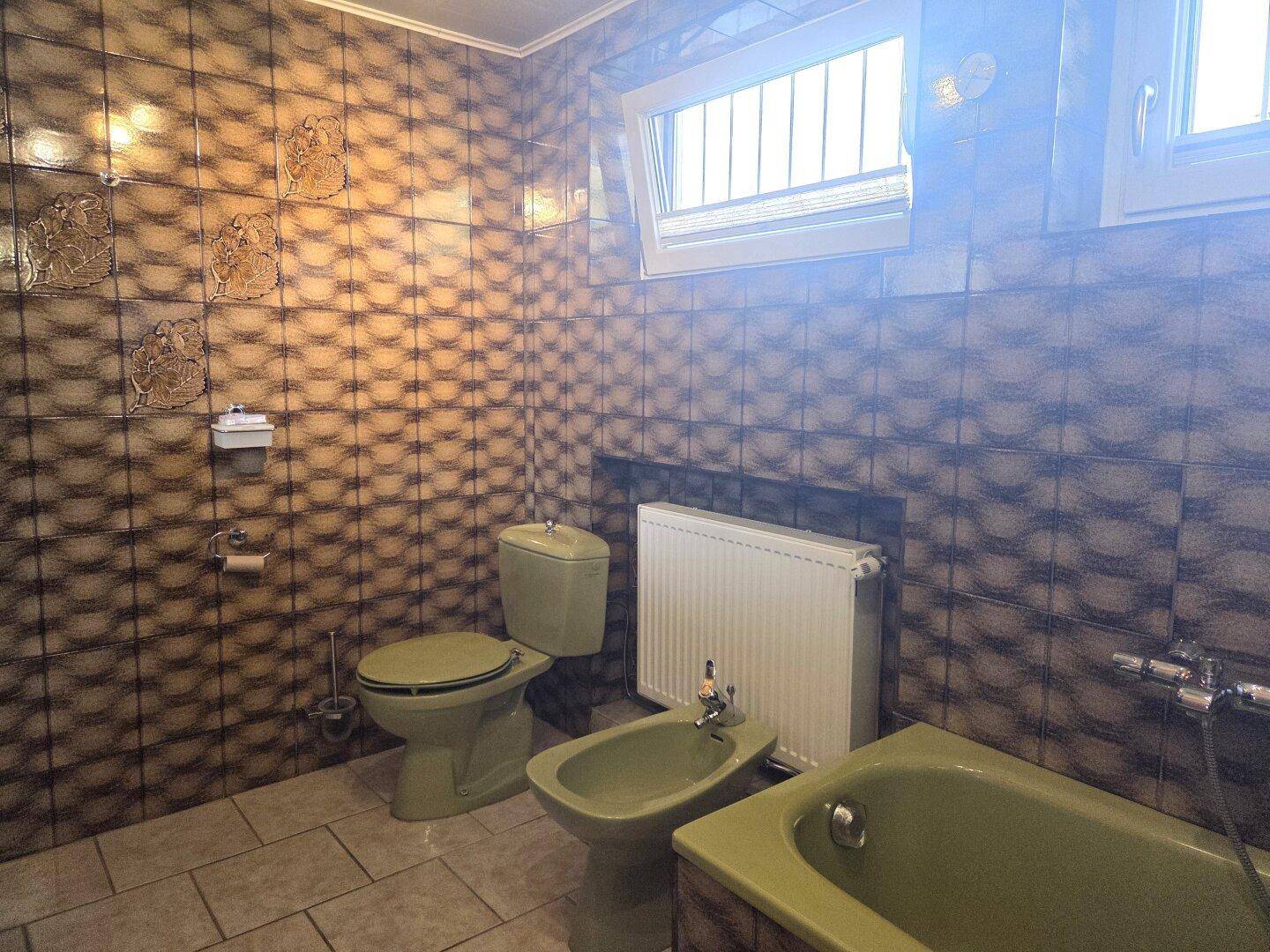 Badezimmer mit Badewanne, Toilette und Bidet, charakteristisch für die 80er Jahre.