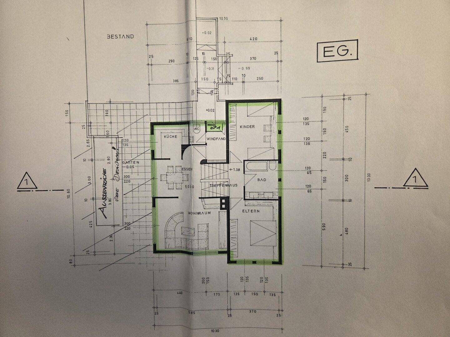 Grundriss des Erdgeschosses mit Küche, Wohnraum, Schlafzimmern und Bad.