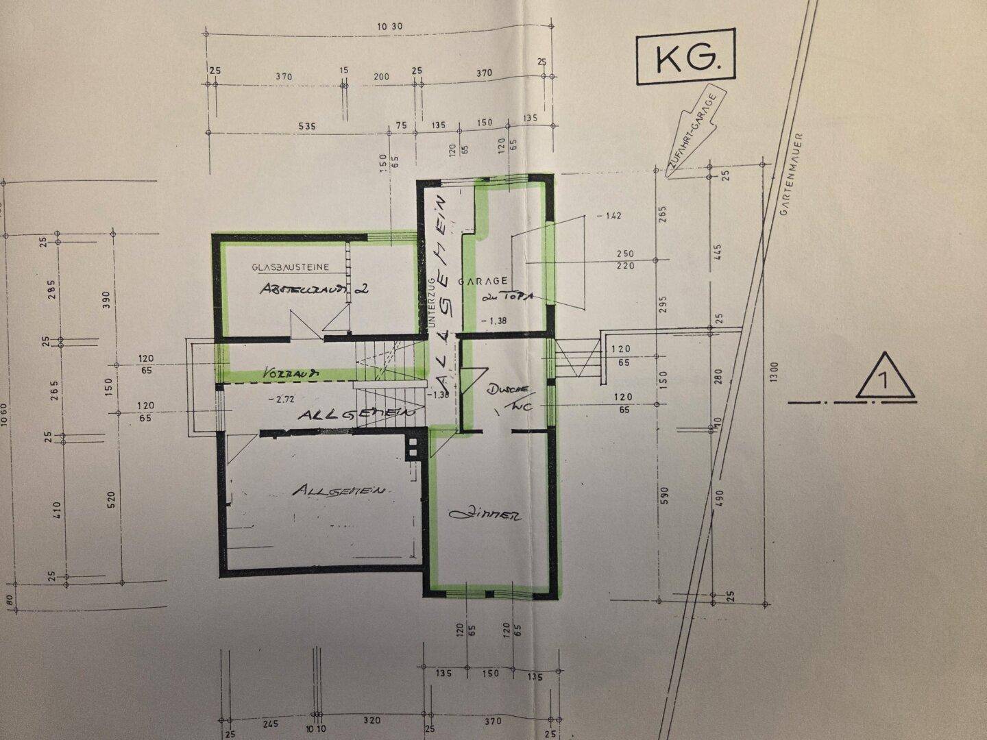 Grundriss des Kellergeschosses mit Garage und Abstellräumen.