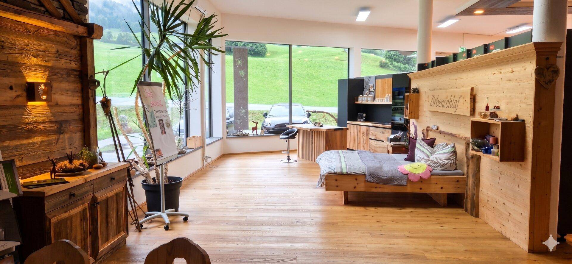 Helles Schlafzimmer mit Holzelementen und Blick auf die grüne Landschaft.