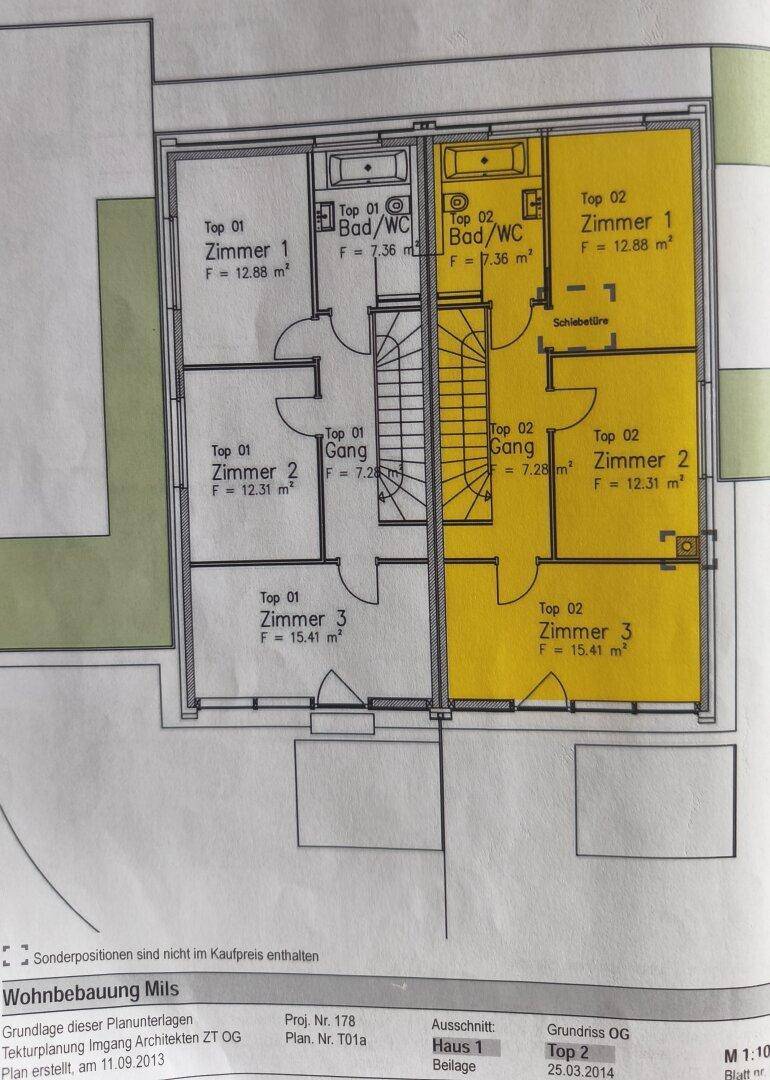 Grundriss des Obergeschosses mit drei Zimmern und zwei Bädern, ideal für Familien.