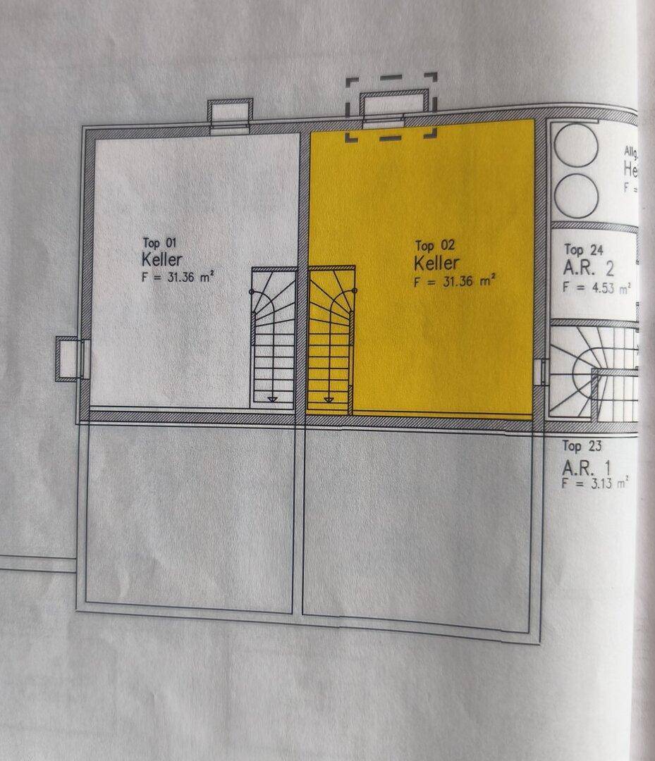 Grundriss des Kellergeschosses mit großem Kellerraum und Treppenaufgang.