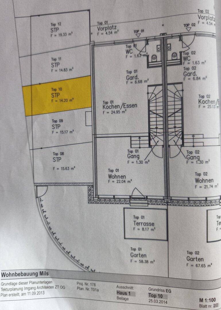 Grundriss des Erdgeschosses mit Wohn-, Ess- und Küchenbereich sowie Terrasse und Garten.