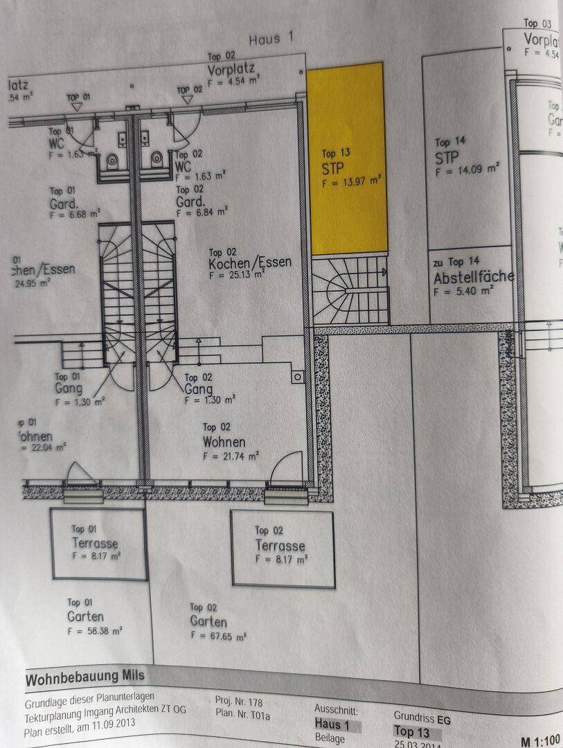 Grundriss des Erdgeschosses mit Wohn-, Ess- und Küchenbereich sowie Terrasse und Garten.
