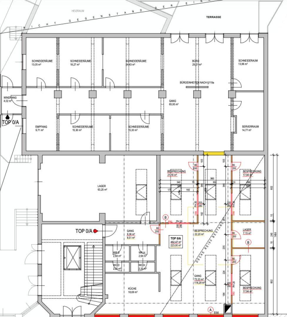 Detaillierter Grundriss mit verschiedenen Räumen, Lagerflächen, Besprechungszimmern und einer Terrasse.