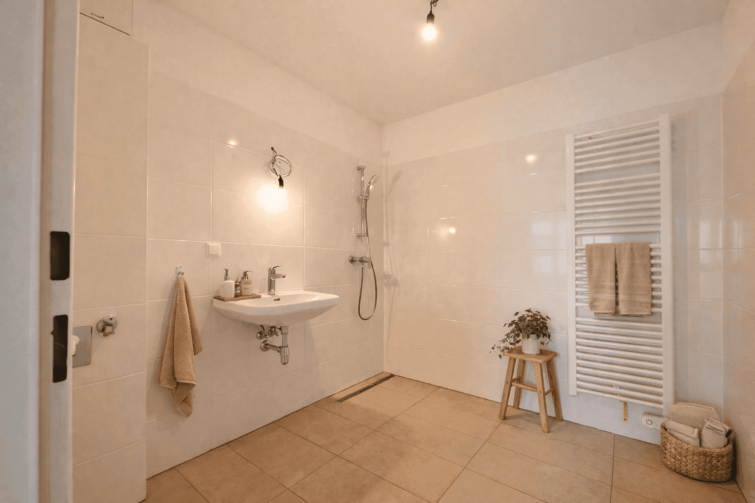 Modernes Badezimmer mit ebenerdiger Dusche, Waschbecken und beheiztem Handtuchhalter.