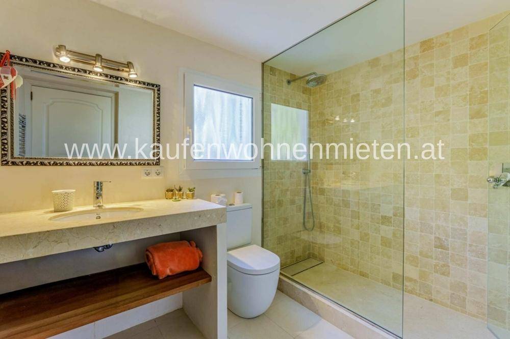 Modernes Badezimmer mit begehbarer Dusche, Einzelwaschbecken und Fenster.