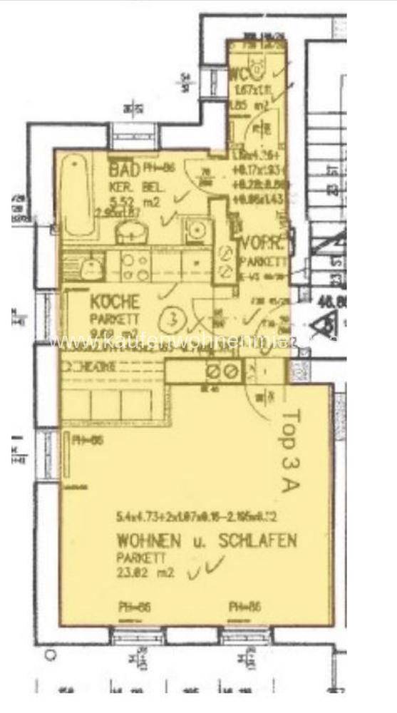 Detaillierter Grundriss einer Wohnung mit Wohn- und Schlafbereich, Küche, Bad und WC.