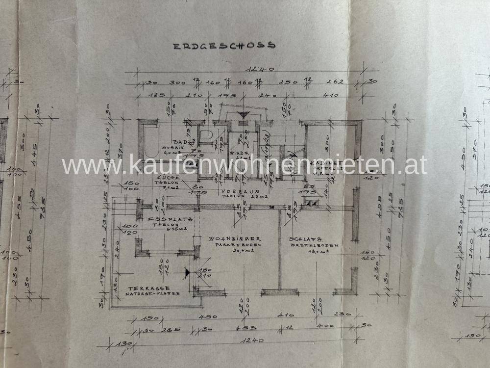 Detaillierter Grundriss des Erdgeschosses mit Wohnzimmer, Küche und Schlafzimmer.