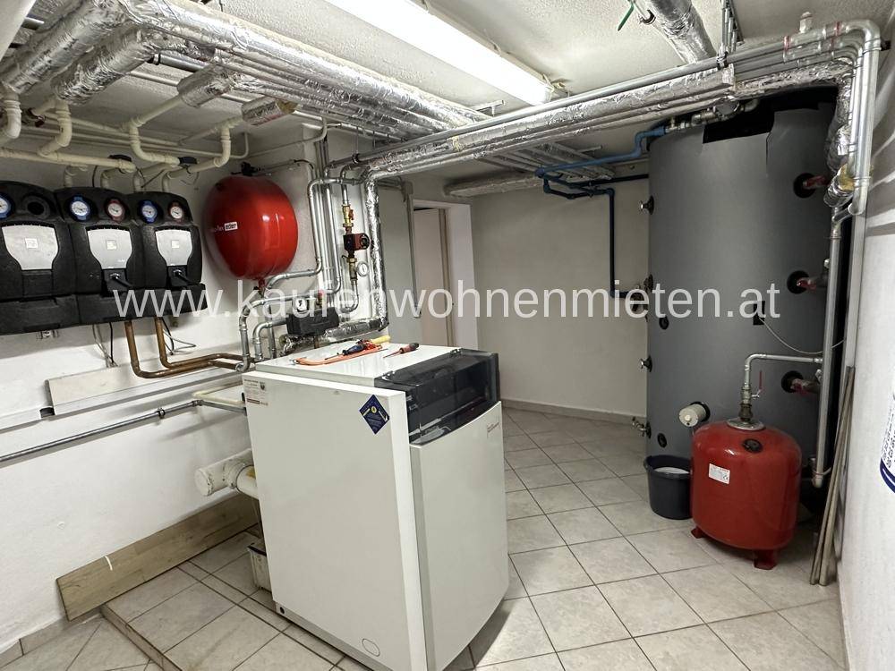 Heizungsraum mit modernen Heizkesseln und Warmwasserspeichern.