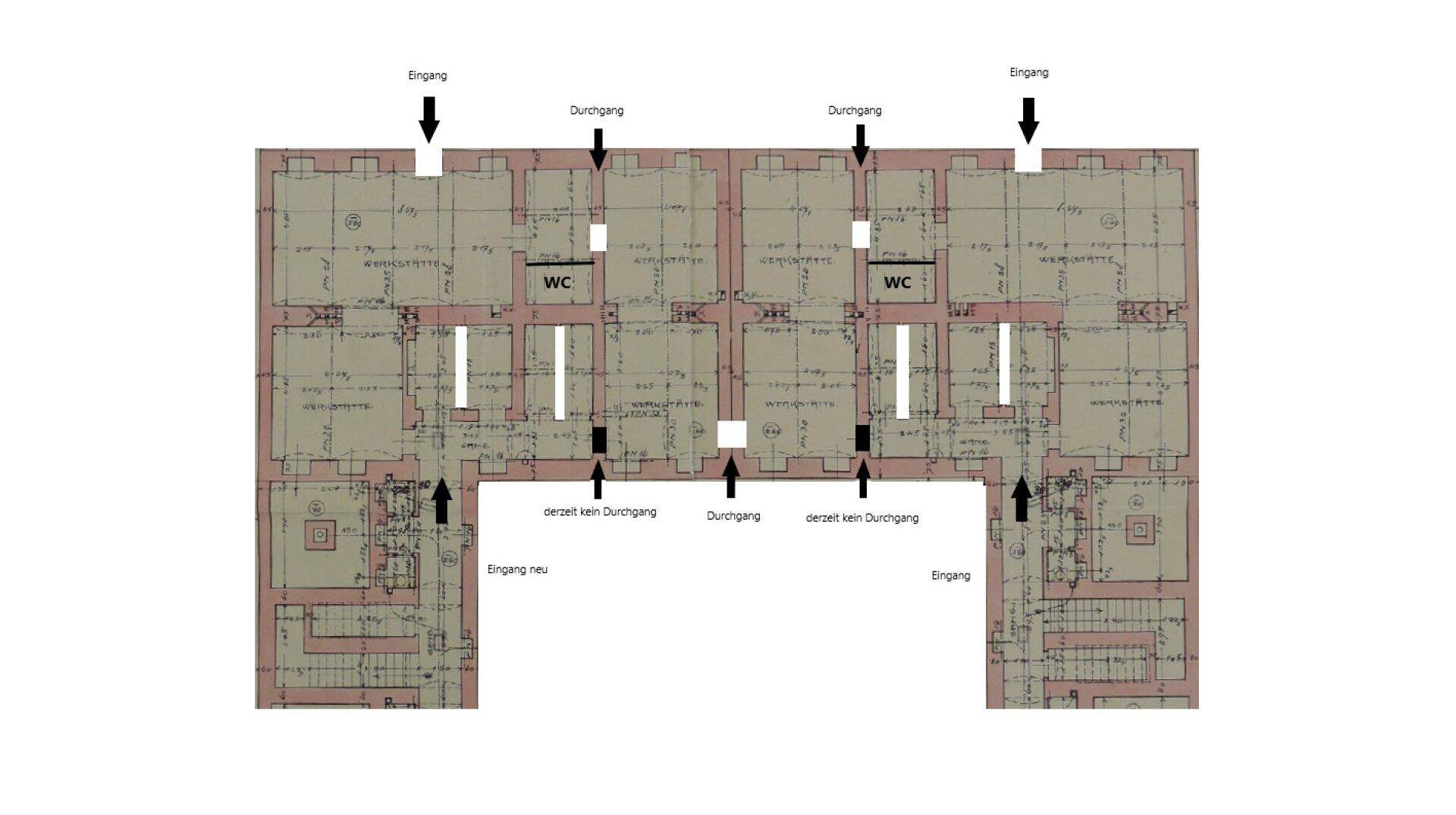 Grundrissplan eines Gebäudes mit mehreren Eingängen und Durchgängen sowie WC-Bereichen.
