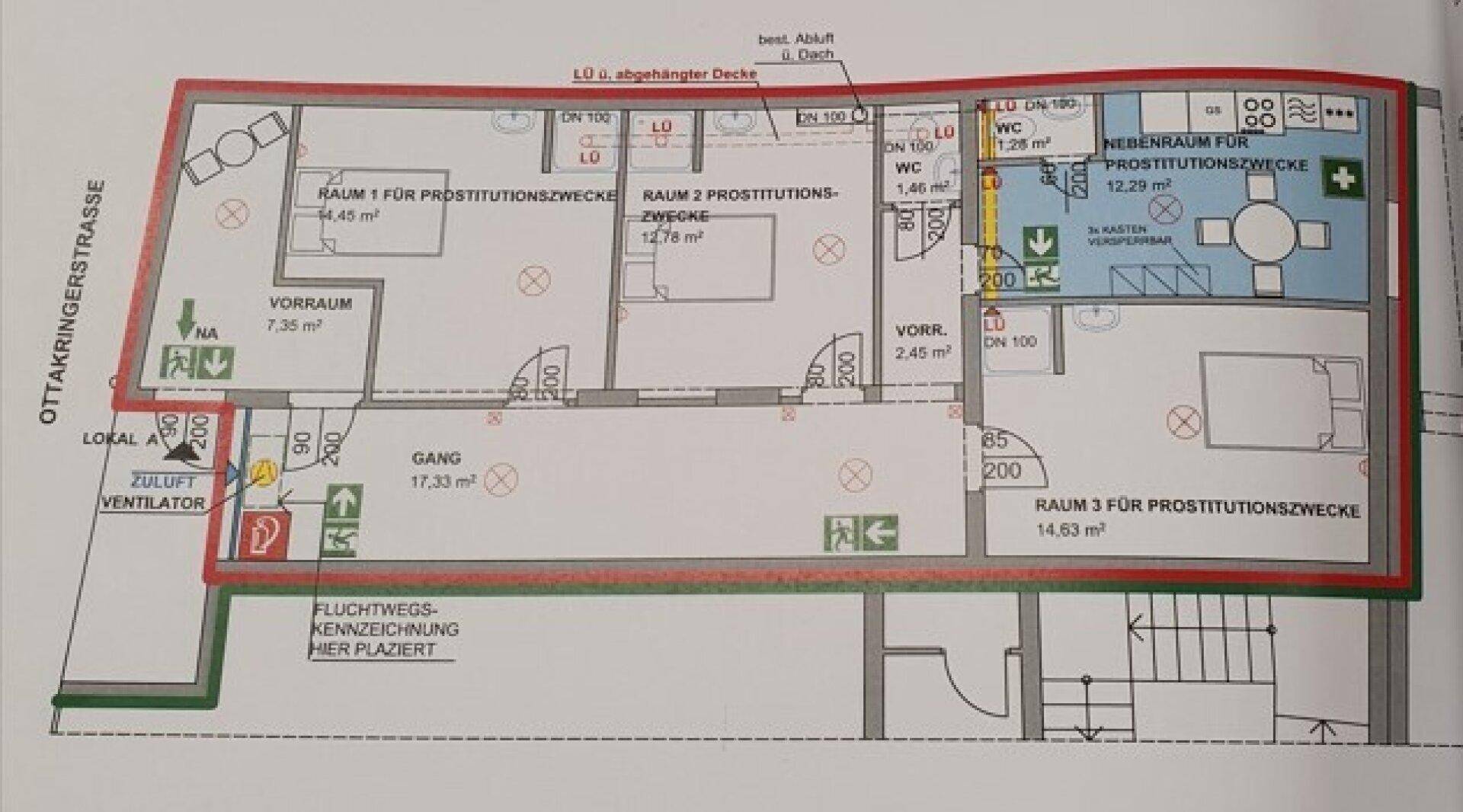 Detaillierter Grundriss eines Gewerbeobjekts mit mehreren Räumen und Fluchtwegkennzeichnung.