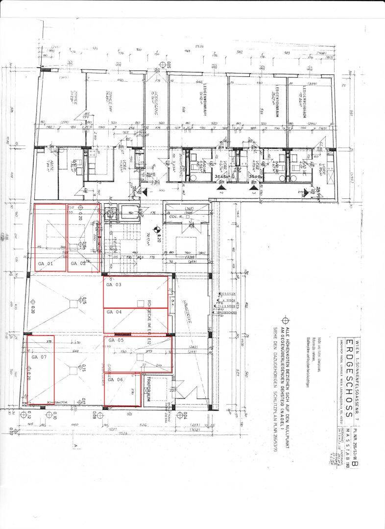 Grundrissplan des Erdgeschosses mit mehreren Wohneinheiten, Balkonen, Terrassen und Garagenbereichen.