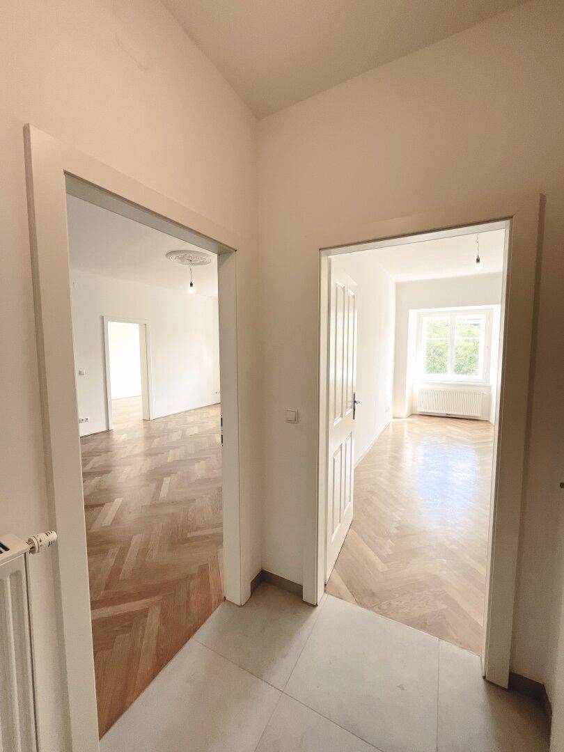 Geräumiger Flur mit Fliesenboden und Zugang zu den hellen Wohnräumen.