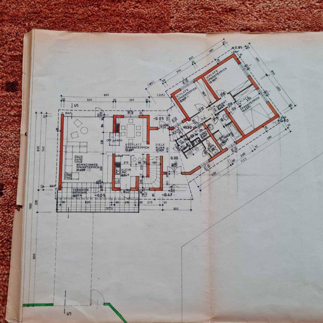 Detaillierter Grundriss einer Wohnung mit offenem Wohnbereich, Terrasse und Balkon.