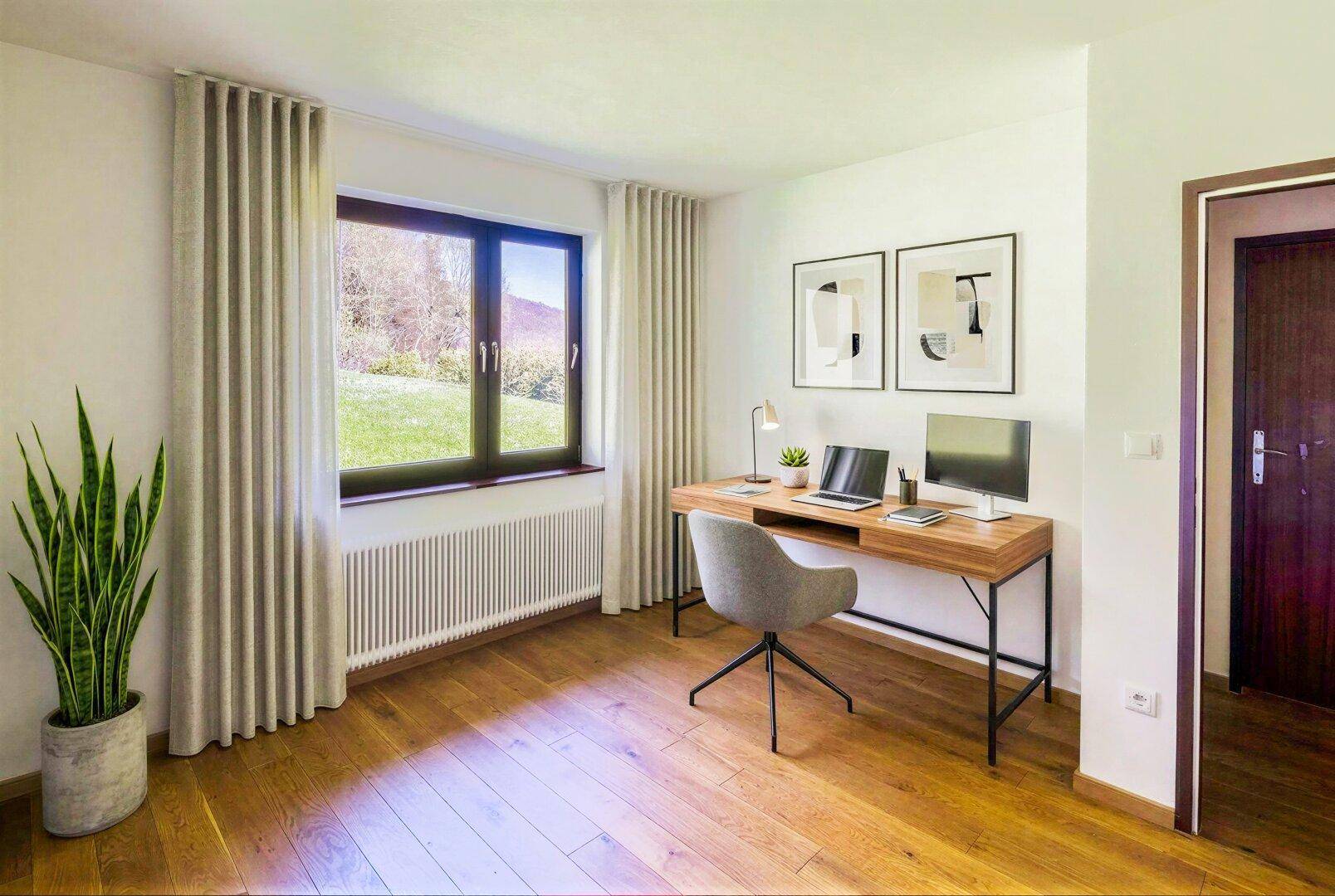 Modern eingerichtetes Arbeitszimmer mit Schreibtisch, Computer und Blick ins Grüne.