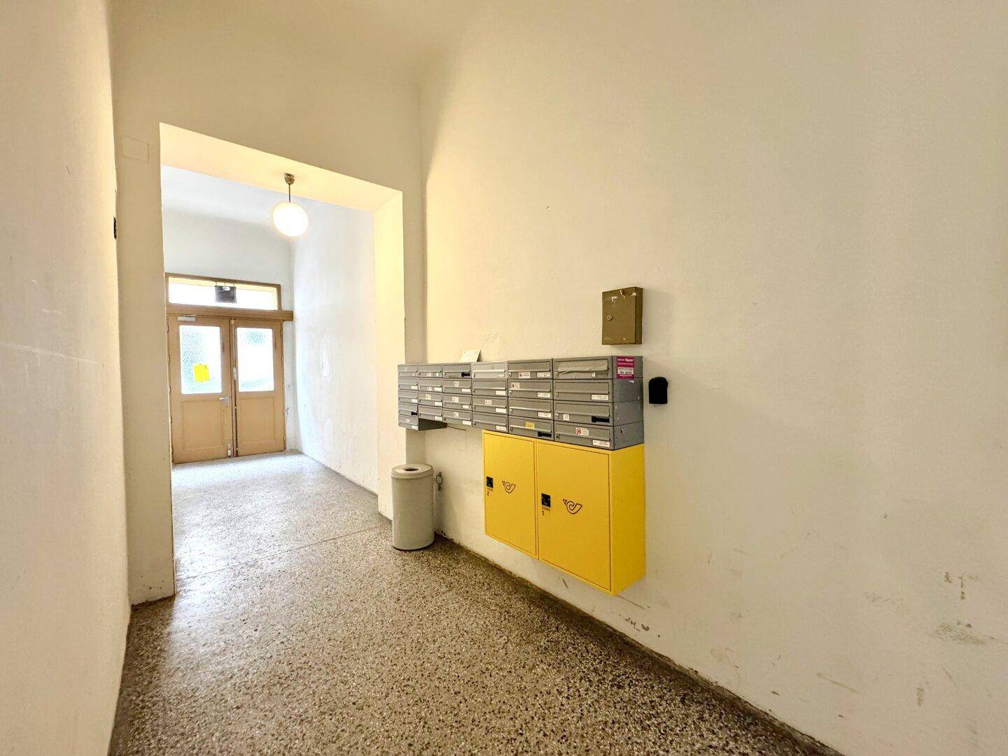 Eingangsbereich mit Briefkästen und Zugang zum Gebäudeinneren.