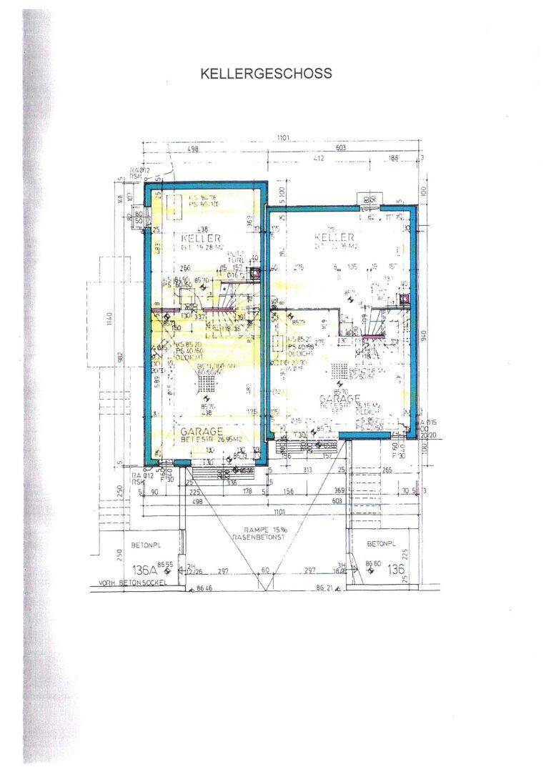 Grundriss des Kellergeschosses mit zwei Kellerräumen, Garagen und einer Zufahrtsrampe.