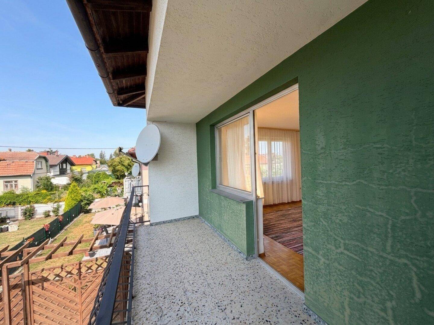 Balkon mit Satellitenschüssel und Zugang zu einem Innenraum.