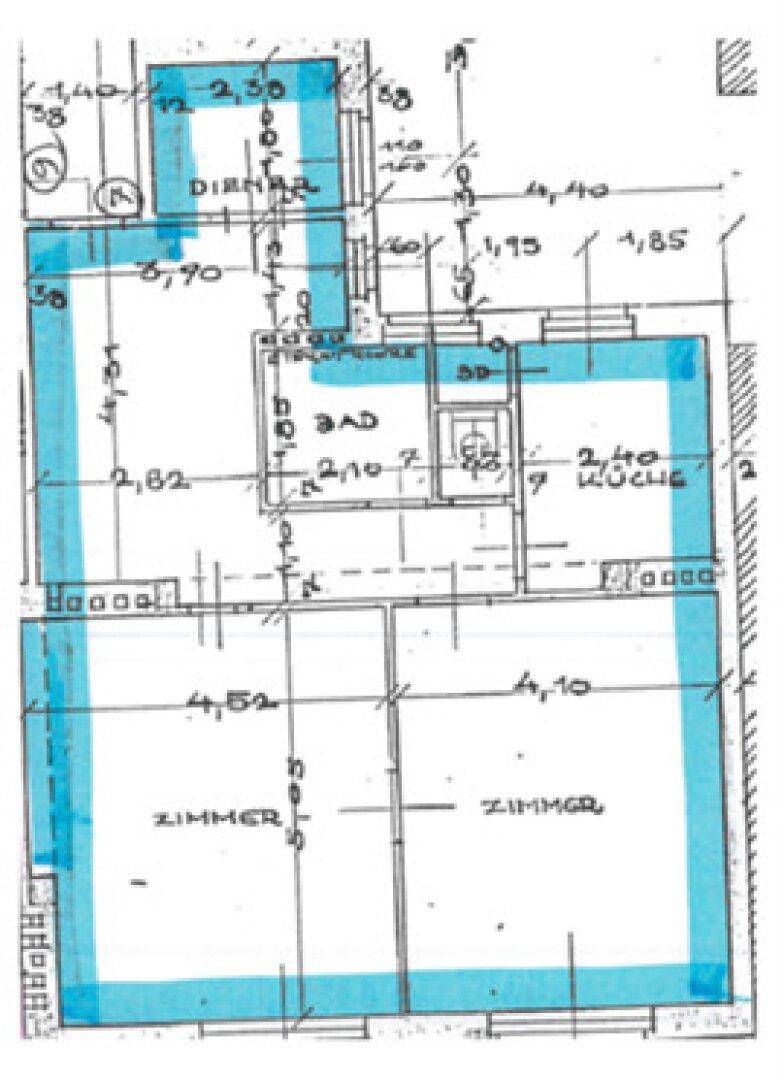 Handgezeichneter Grundriss mit Raumaufteilung und Maßen der Wohnung.