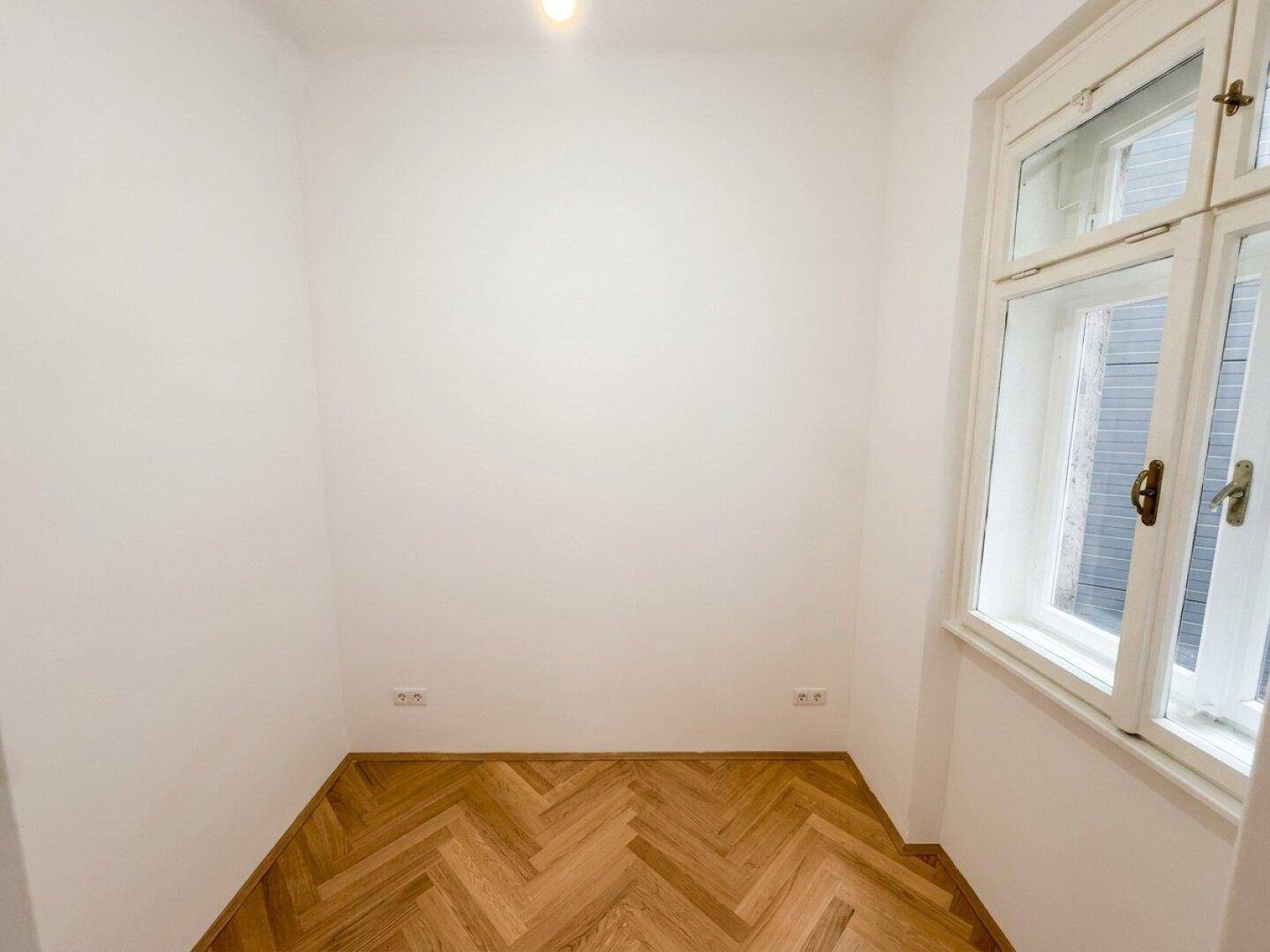 Kleines, helles Zimmer mit Fischgrätparkett und Fenster, vielseitig nutzbar.