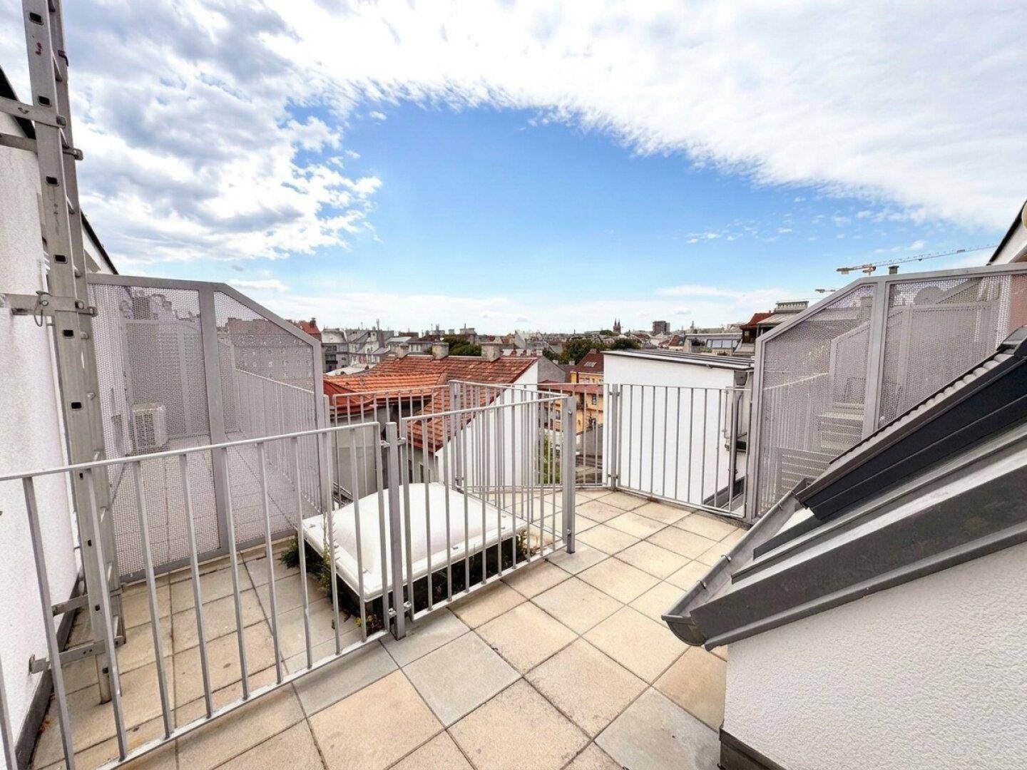 Große Dachterrasse mit Stadtblick und viel Potenzial für eine individuelle Gestaltung.
