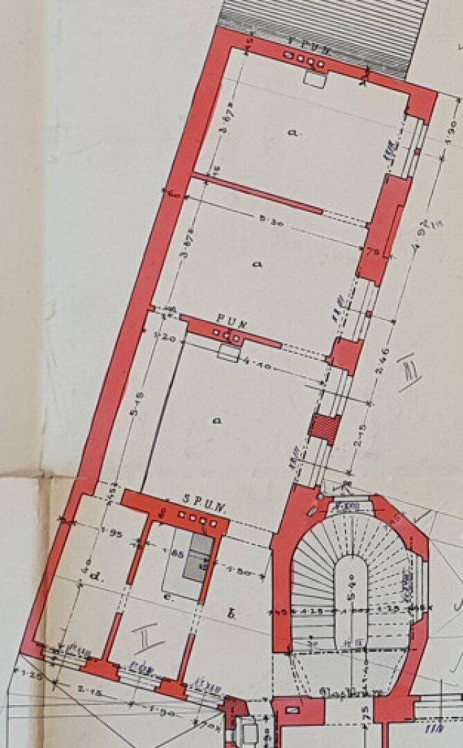 Detaillierter Grundriss mit Raumaufteilung und Treppenhaus, inklusive Maßangaben.