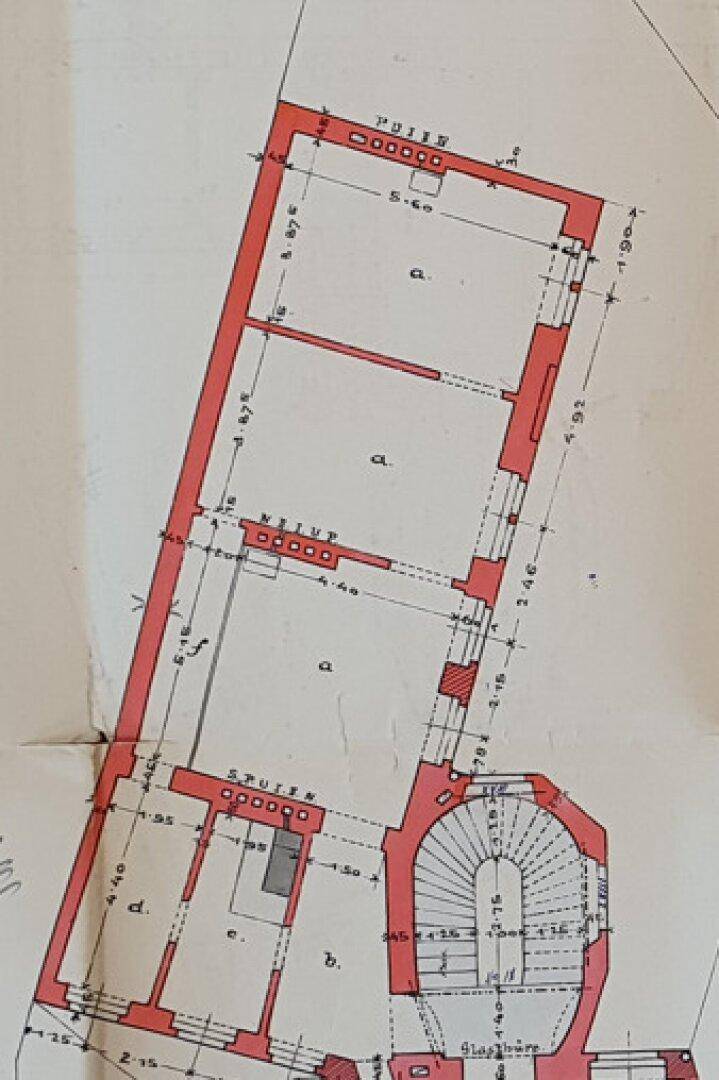 Historischer Grundriss mit Raumaufteilung und Treppenhaus.