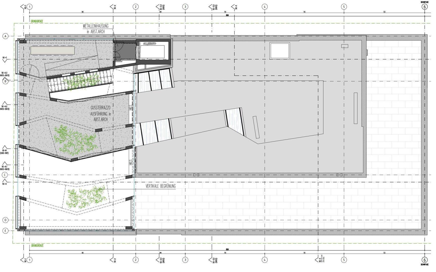 Grundriss einer oberen Ebene mit großen Terrassenflächen und integrierten Grünbereichen.