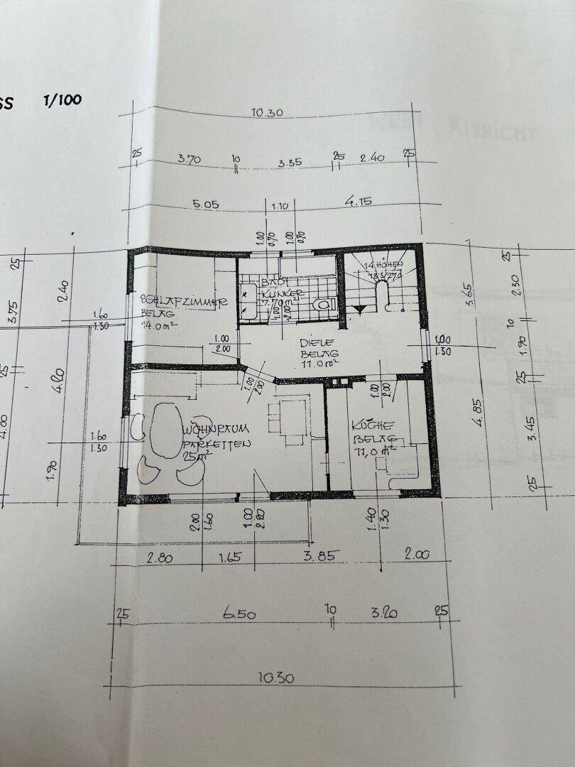 Grundriss des Hauptgeschosses mit Wohnraum, Küche und Schlafzimmer.