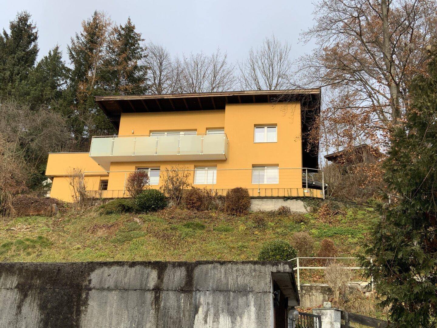 Hausfassade mit Balkon und Blick auf die Umgebung.
