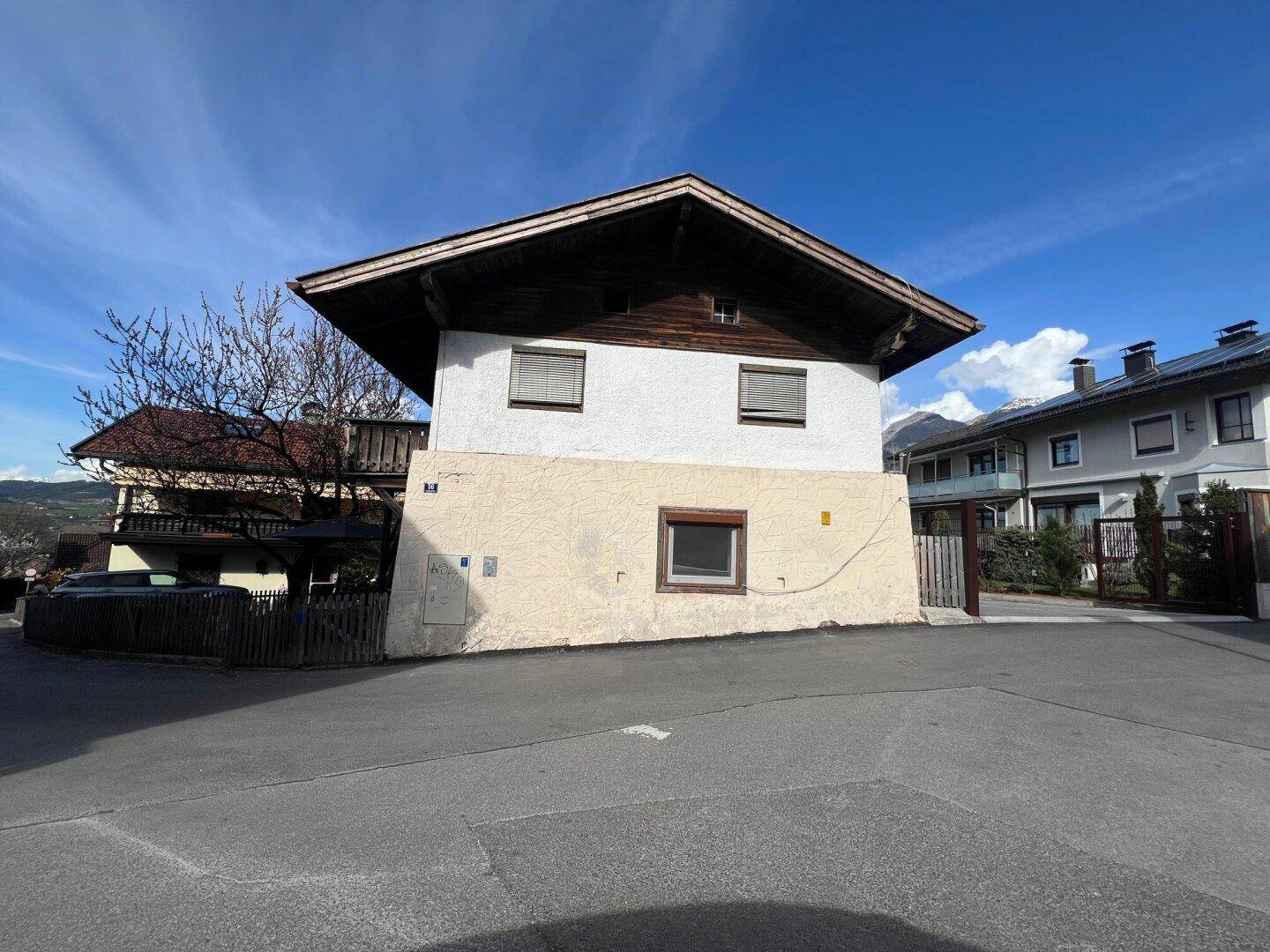 Wohnhaus mit traditioneller Architektur, Satteldach und Rollläden an den Fenstern.
