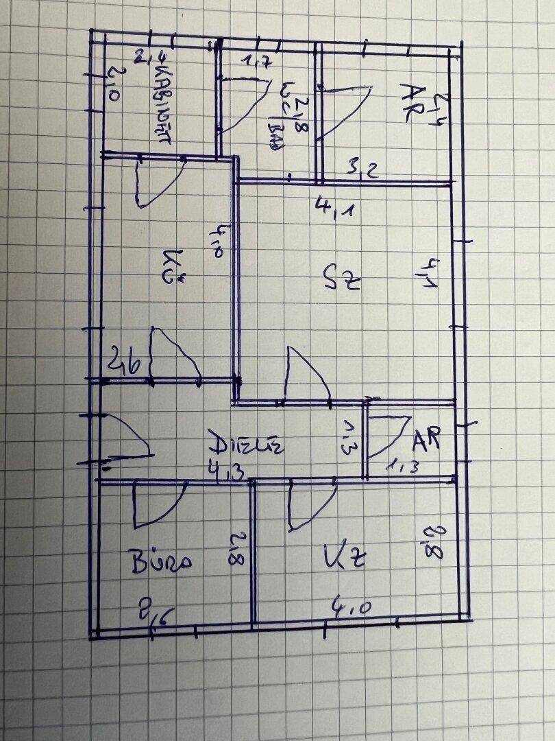 Handgezeichneter Grundriss mit Raumaufteilung und Maßen auf kariertem Papier.