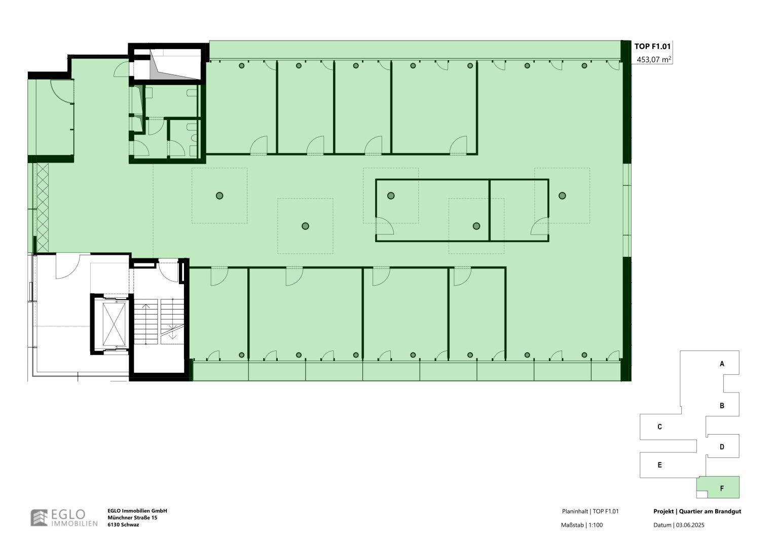 Grundrissplan einer Etage mit mehreren Büroräumen, Sanitärbereichen und Zugang zu Treppenhaus und Aufzug.
