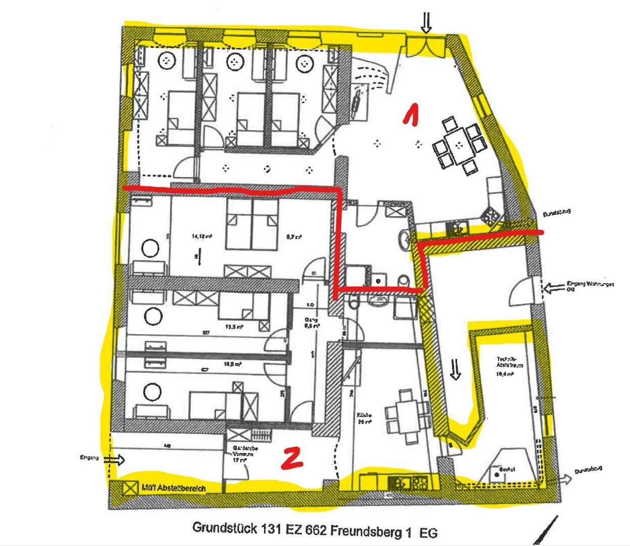 Grundriss einer Wohnung mit mehreren Zimmern, offener Küche und Zugang zu einem Balkon.