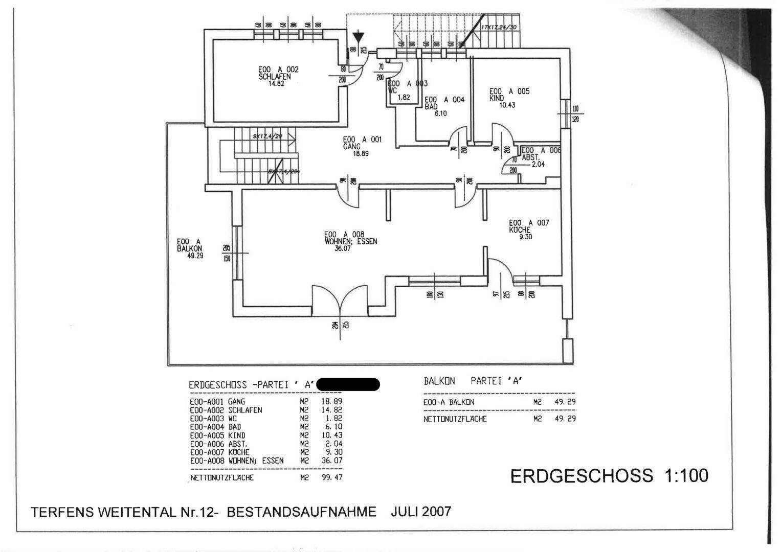 Grundriss des Erdgeschosses mit Schlafzimmern, Bad, WC, offener Wohnküche und Balkon.