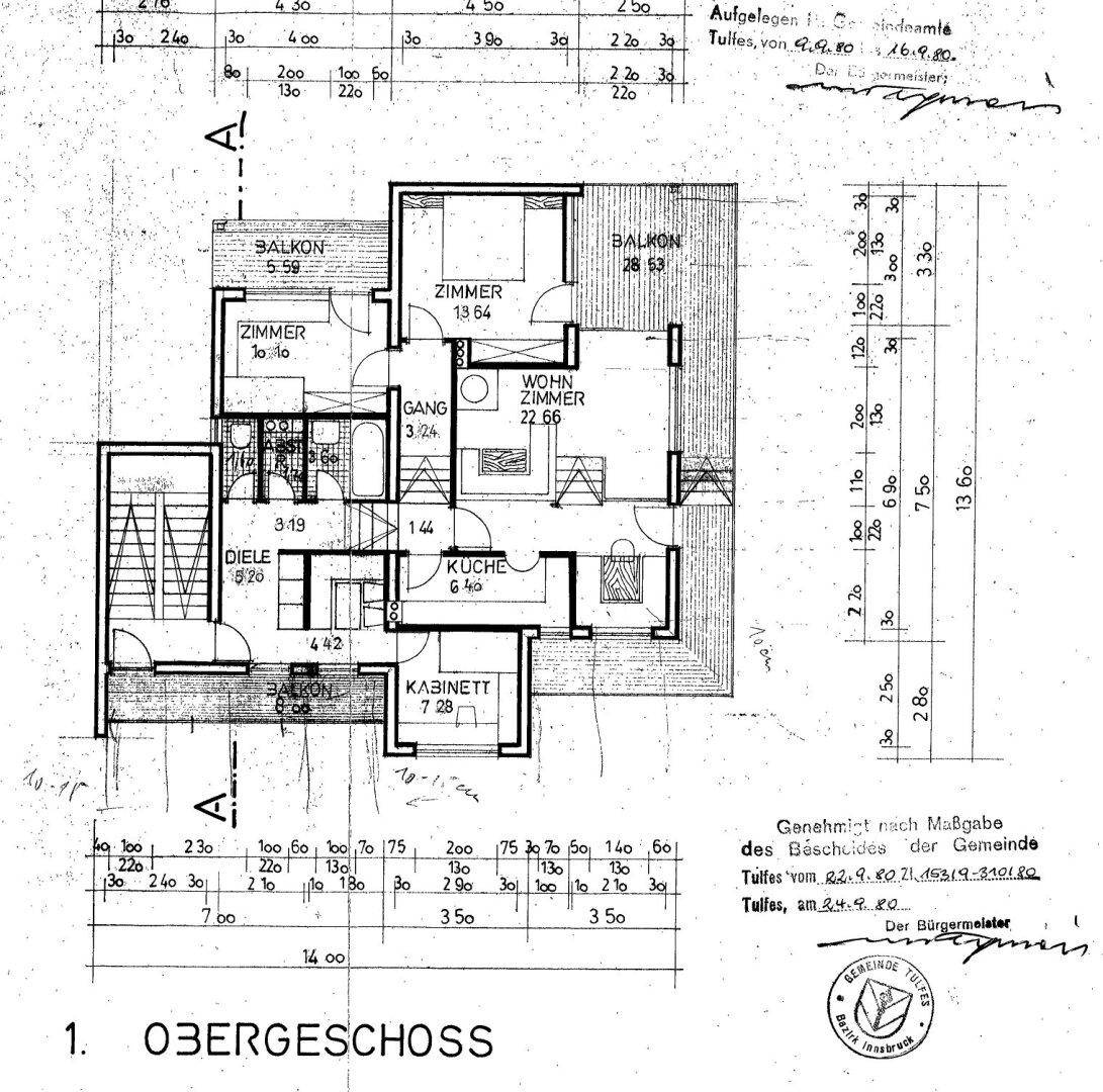 Grundriss des Obergeschosses mit Schlafzimmern, Wohnzimmer, Küche und Balkonen.