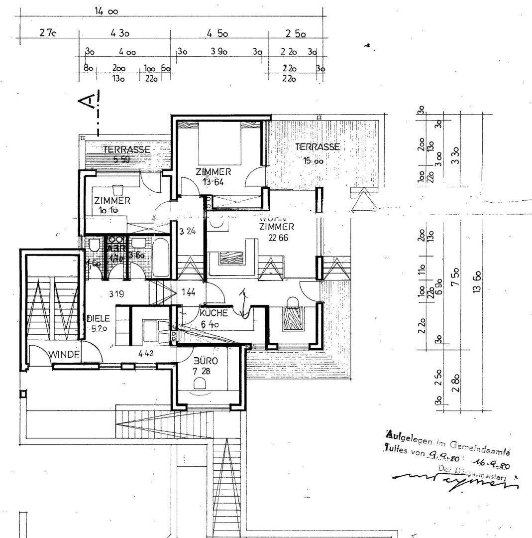 Grundriss des Erdgeschosses mit Küche, Wohnzimmer, Büro und zwei Terrassen.