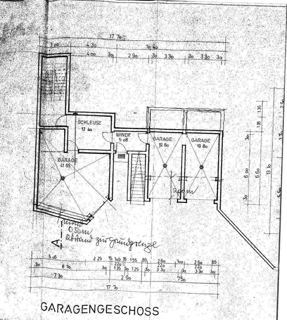 Grundriss des Garagengeschosses mit mehreren Stellplätzen und Zugangsbereichen.
