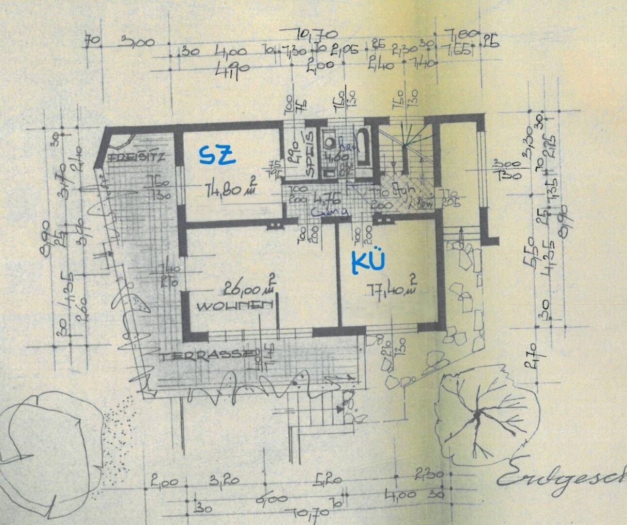 Grundriss des Erdgeschosses mit Wohnzimmer, Küche und Terrasse.