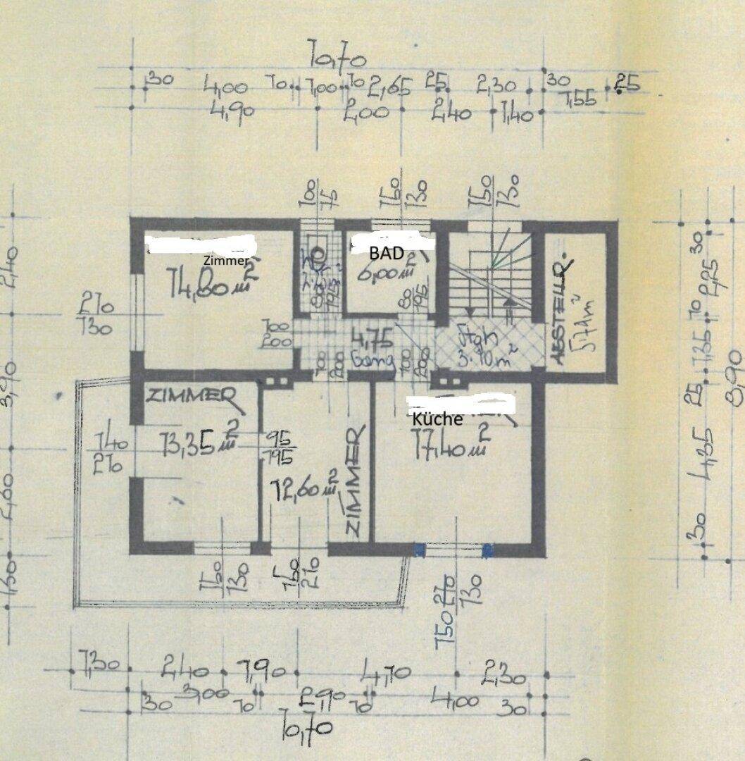 Grundriss des Obergeschosses mit mehreren Zimmern, Bad und Abstellraum.